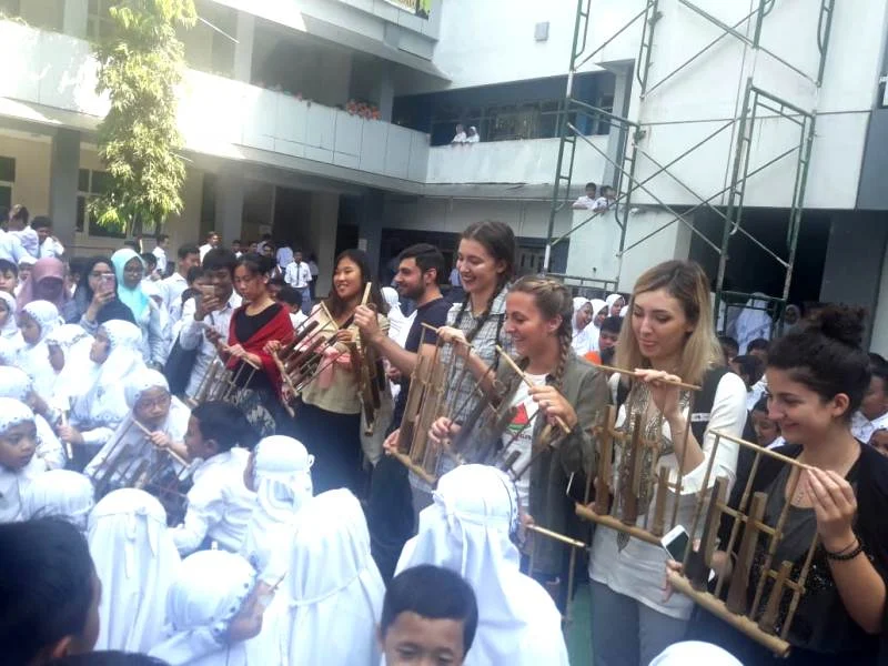 Dihibur Musik Angklung, Mahasiswa Asing Ini Penasaran Cara Mainnya