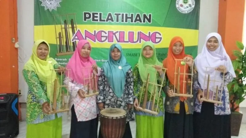 Tepuk Tangan Meriah ketika Guru Itu Berhasil Memainkan Angklung Lagu Suwe Ora Jamu