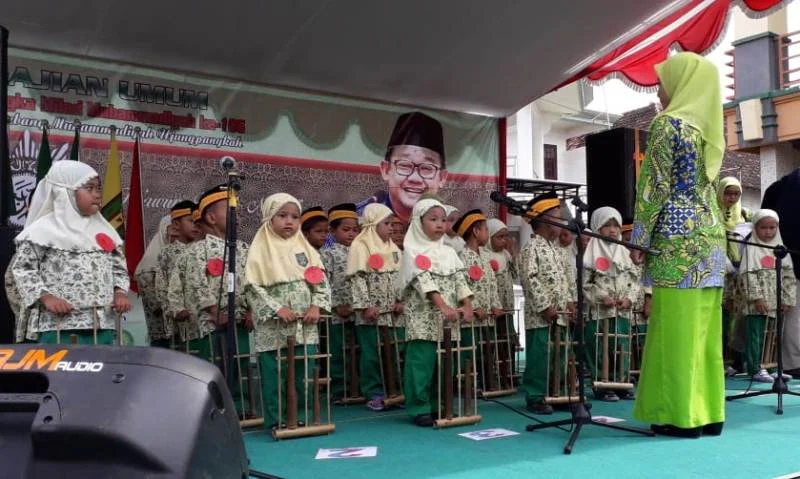 Keindahan Suara Angklung yang Dimainkan Murid TK Itu Menyentuh Hati Penonton