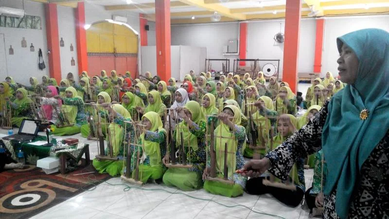 Beginilah Serunya ketika Guru-Guru TK Ini Bermain Angklung