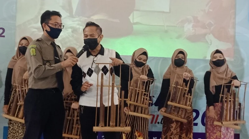 Musik Angklung SD Musix Menggoyang Plaza