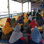 Ibu-Ibu Ini Berlatih Menulis Berita Lewat WA Lalu Kopi Darat di Angkringan Pantai