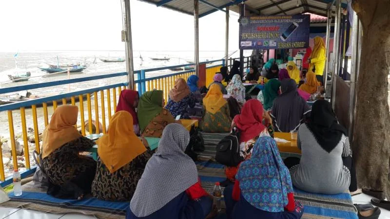 Ibu-Ibu Ini Berlatih Menulis Berita Lewat WA Lalu Kopi Darat di Angkringan Pantai