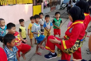Beginilah Asyiknya Mengajari Anak Jalanan Main Silat Tapak Suci dan Membaca
