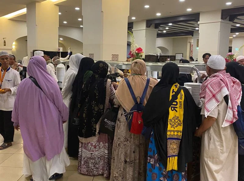 Sabar Hadapi Orang Main Serobot Antrean Makan di Hotel