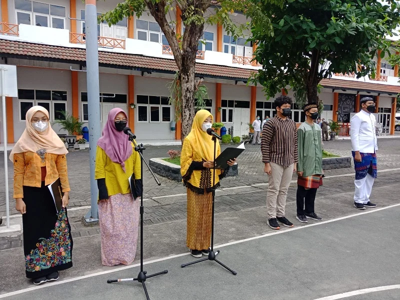 Parade Kostum Khas Gresik di Apel Hardiknas Spemdalas