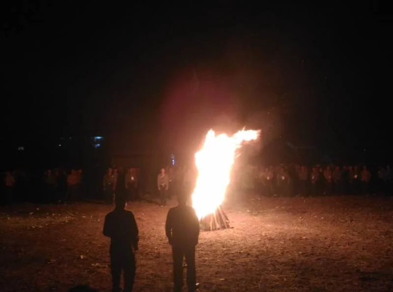 Di Tengah Acara Api Unggun Muncul Kejutan Kue Ulang Tahun