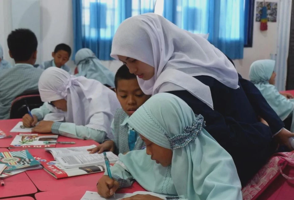 Praktik Ngajar, Alumnus Ini Teringat Masa Lalunya di SDMM