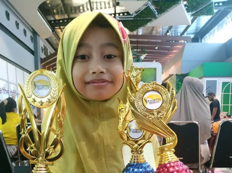 10 Piala Diborong Dua Siswa Almadany dalam Kompetisi Daur Ulang