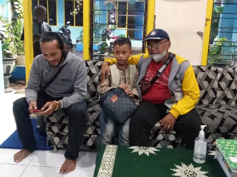 Setelah Kesepian Tiga Hari, Anak Yatim Piatu Itu Dijemput Ayah Tirinya