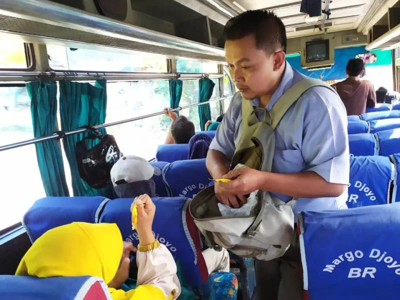 Manager Fundrising Ini Setiap Pagi Jadi Asongan di Atas Bus Bojonegoro-Babat