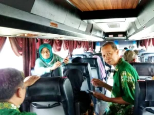 Mendadak Jadi Penjaja Asongan Pulsa Roaming di Atas Bas Pesiaran