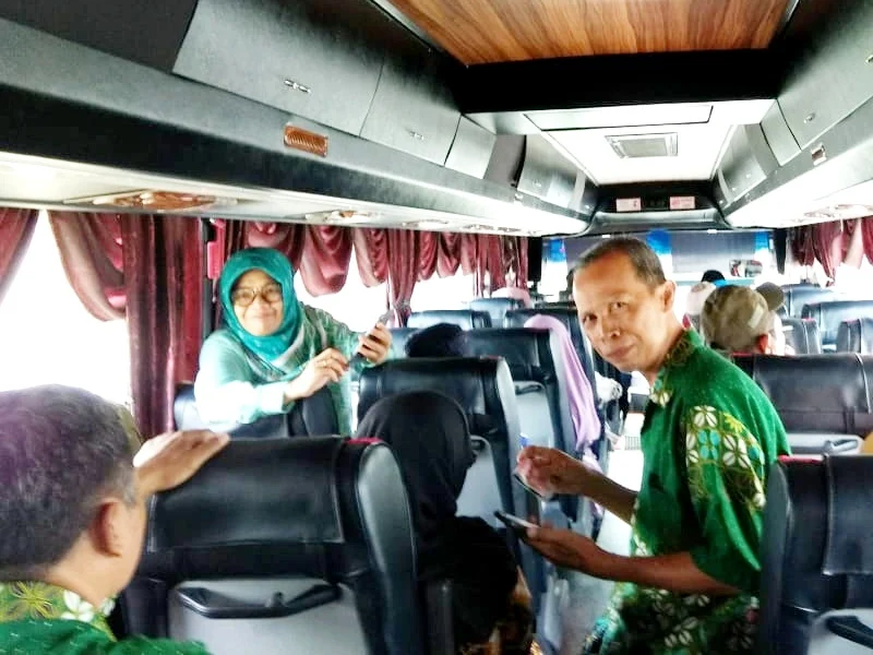 Mendadak Jadi Penjaja Asongan Pulsa Roaming di Atas Bas Pesiaran