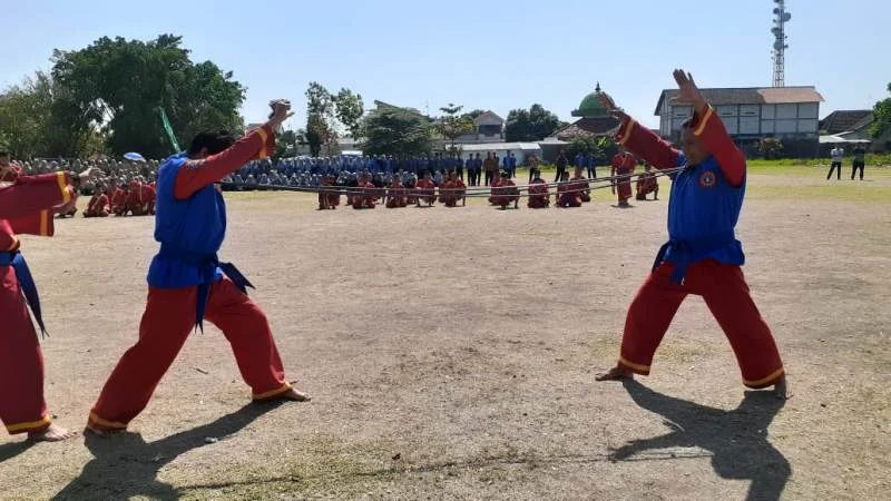 Atraksi Bengkokkan Besi Pesilat Tapak Suci Ini Bikin Degdegan