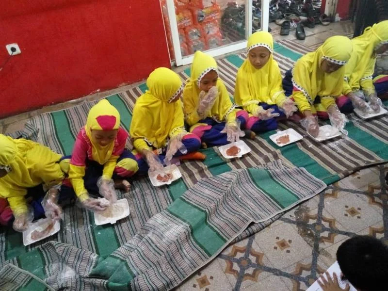 Praktik Membuat Ayam Krispi, Anak-Anak Ini Langsung Ketagihan