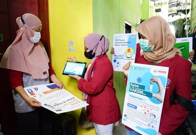 Mahasiswa FIK UMSurabaya Jemput Warga untuk Daftar Vaksinasi