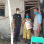 Bagi Sembako dan Masker di Pinggiran Desa