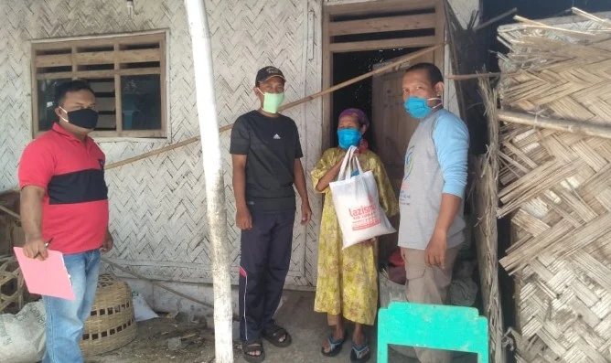 Bagi Sembako dan Masker di Pinggiran Desa