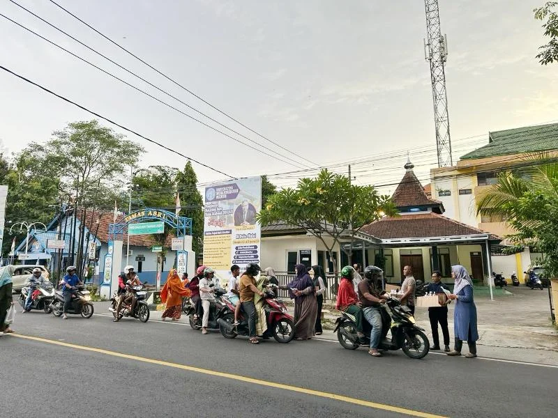 Civitas Akademika Ummad Bagi 75 Paket Takjil