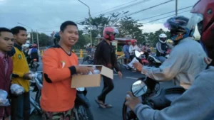 Lazismu Bagi-Bagi Takjil Gratis di Pinka Ngrowo