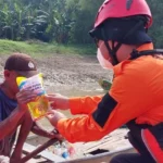 240 Liter Minyak Goreng Dibagikan ke Warga Bantaran Bengawan Solo