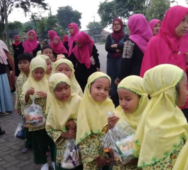 Indahnya Berbagi Sembako Iwama TK Aisyiyah 45 Bambe