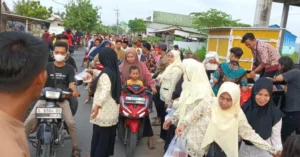 AMM Campurejo Bagi Takjil kepada Pengendara
