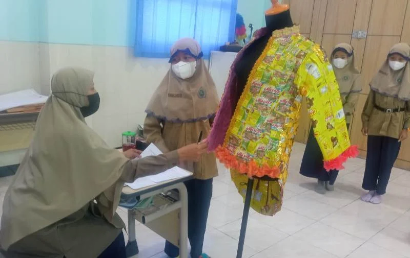 Baju Daur Ulang Karya Siswa Ini Unik