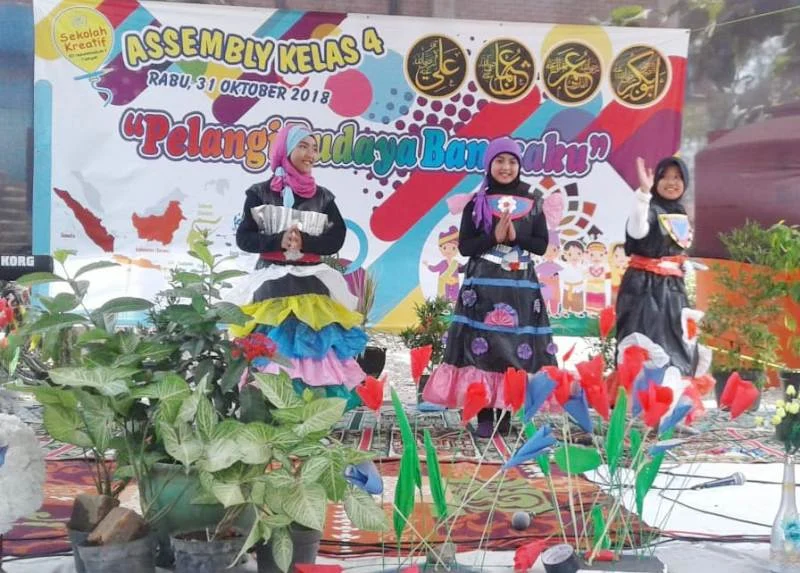 Penampilan Tetap Anggun dan Cantik dengan Busana Sampah Kresek