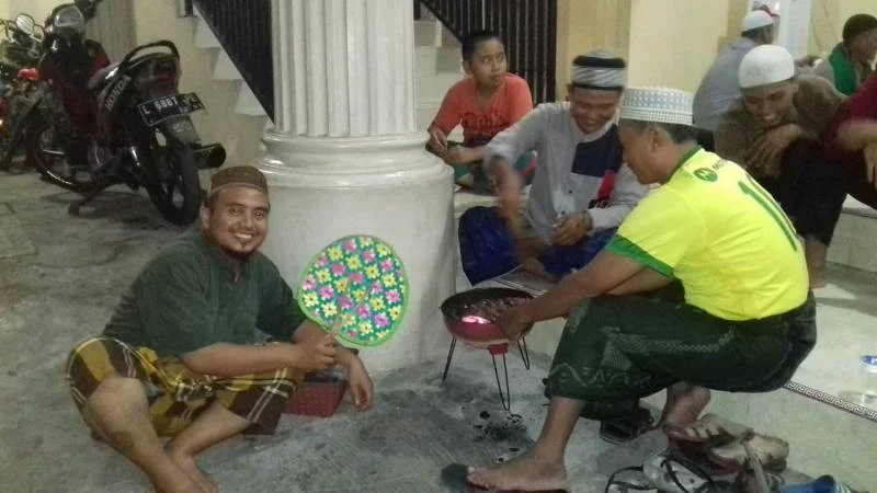 Aroma Bakaran Sate Membuat Sahur Bersama di Masjid Ini Makin Mantap