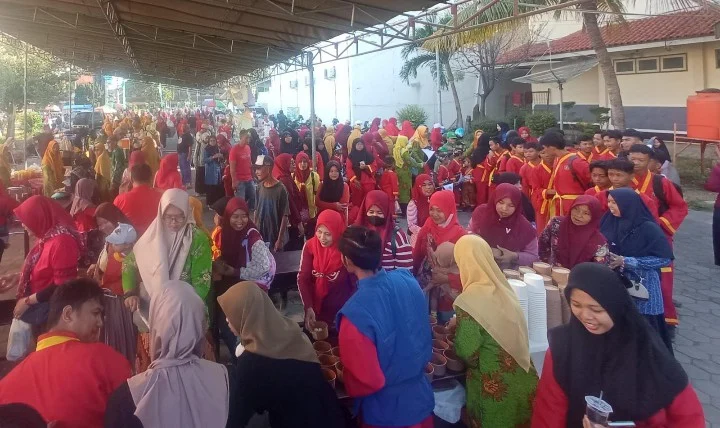 1000 Porsi Bakso Lazismu Situbondo Ludes Hanya Dua Jam di Milad Ke-107 Aisyiyah