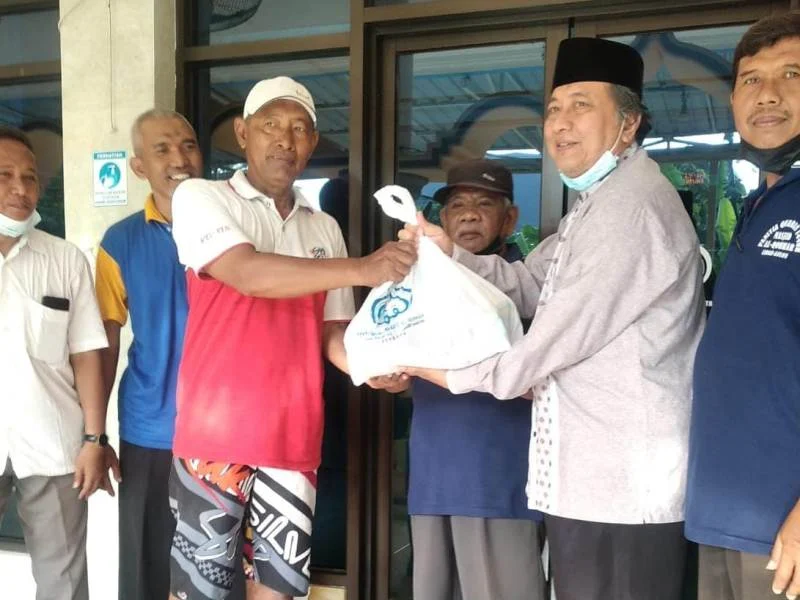 Masjid Al Qohhar Gelar Baksos Antar Sembako ke Warga Dhuafa