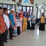 Gandeng Alumni Haji, Lazismu Bagikan Sembako dan Pakaian ke Warga Kesambi