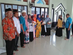 Gandeng Alumni Haji, Lazismu Bagikan Sembako dan Pakaian ke Warga Kesambi
