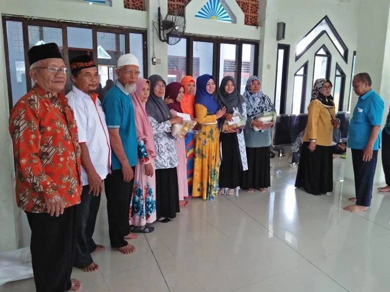 Gandeng Alumni Haji, Lazismu Bagikan Sembako dan Pakaian ke Warga Kesambi