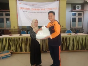 Peserta Sujou Spemdalas Bagikan Paket Sembako ke Warga