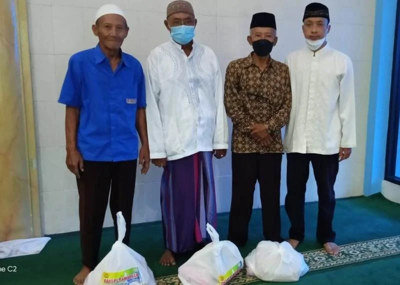 Baksos Ramadhan Masjid al-Qohhar Bagikan Santunan ke Anak Yatim