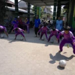 Lucunya Lomba Balap Terong Ini, Gondal-Gandul Menggiring Bola