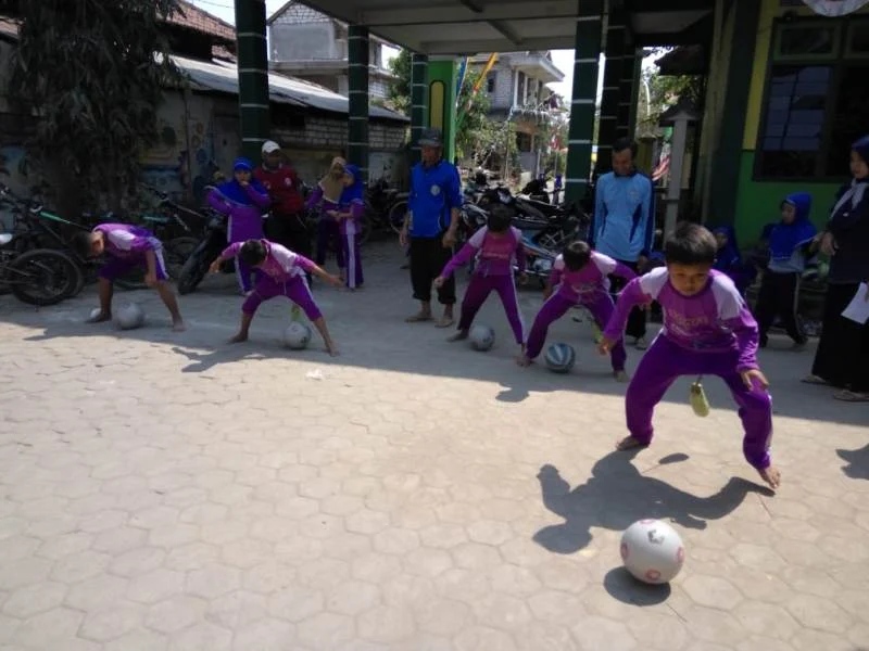 Lucunya Lomba Balap Terong Ini, Gondal-Gandul Menggiring Bola