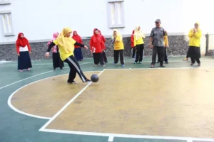 Beginilah Serunya Jika Ibu Guru Ikut Lomba Bal-Balan Emak-Emak