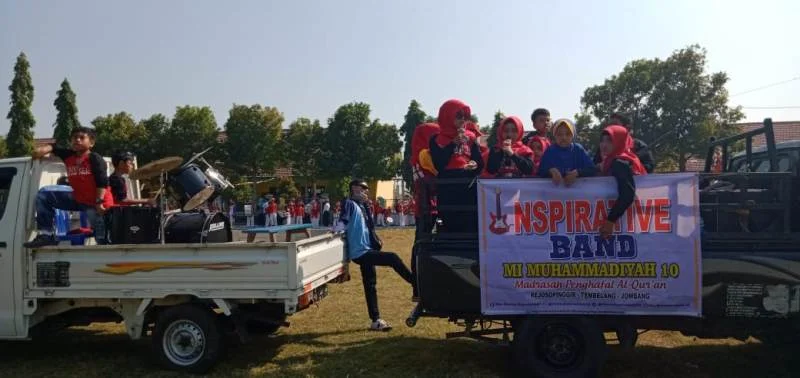 Heboh! Band Inspirative Main di Atas Dua Mobil Pikap