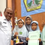 Debu Sofa Antarkan Siswa SD Muhammadiyah GKB 2 Gresik Juarai Lomba Karya Ilmiah Pelajar