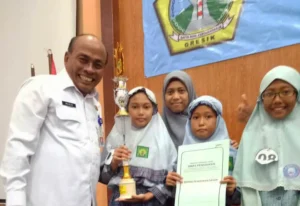 Debu Sofa Antarkan Siswa SD Muhammadiyah GKB 2 Gresik Juarai Lomba Karya Ilmiah Pelajar