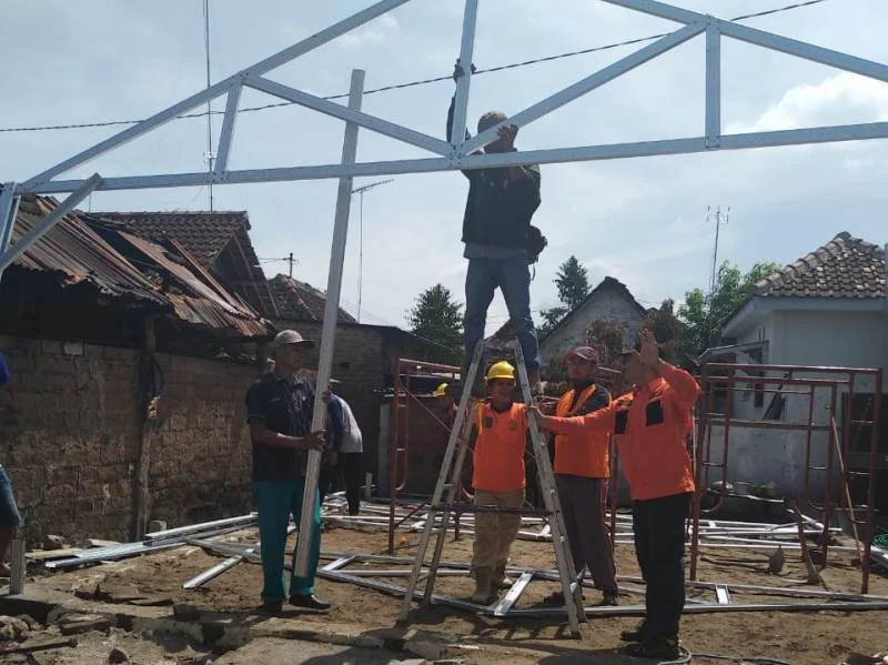 Relawan DMC Bangun Rumah Warga Miskin yang Terbakar