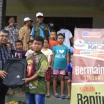 Mobil KaCa Berbagi Kebahagiaan kepada Anak-Anak di Desa Banjir
