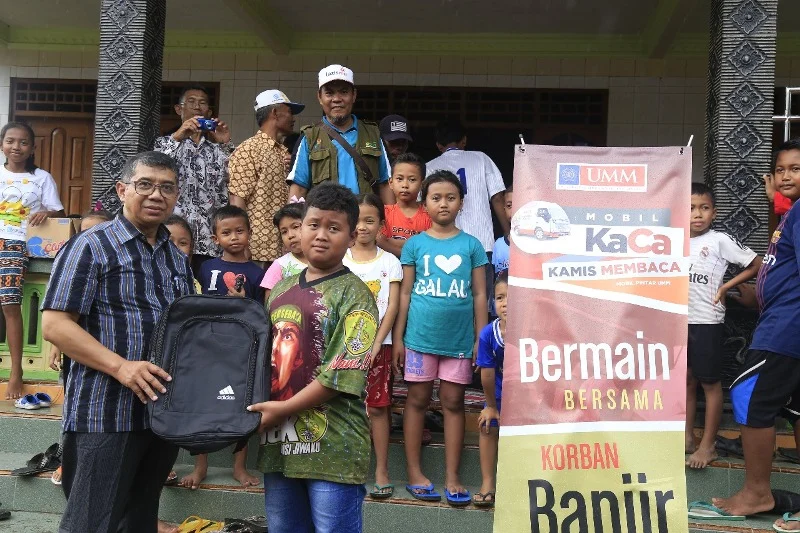 Mobil KaCa Berbagi Kebahagiaan kepada Anak-Anak di Desa Banjir