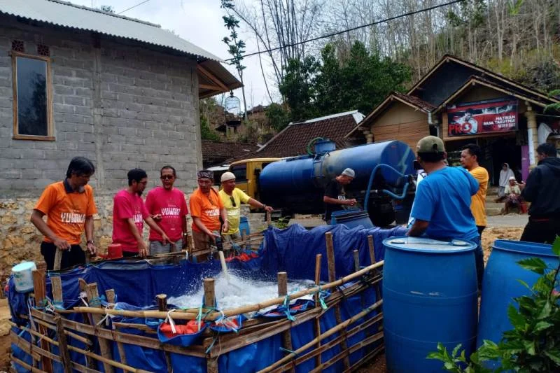 Alumni SMP Bergerak Pasok Dusun Kekeringan dengan Air Bersih