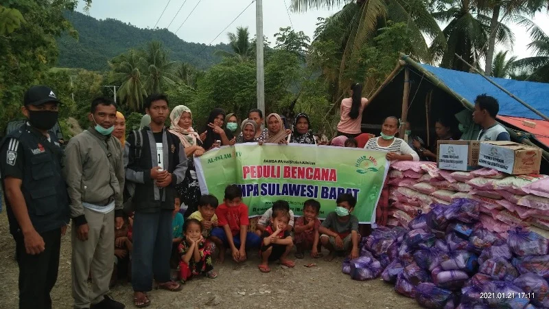 Relawan MDMC Tembus Desa Terisolasi Serahkan Bantuan Gempa Mamuju