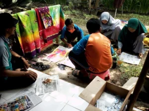 Diajari Membatik di Sanggar, Para Siswa Ini Enggan Pulang