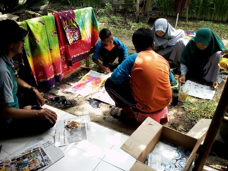 Diajari Membatik di Sanggar, Para Siswa Ini Enggan Pulang